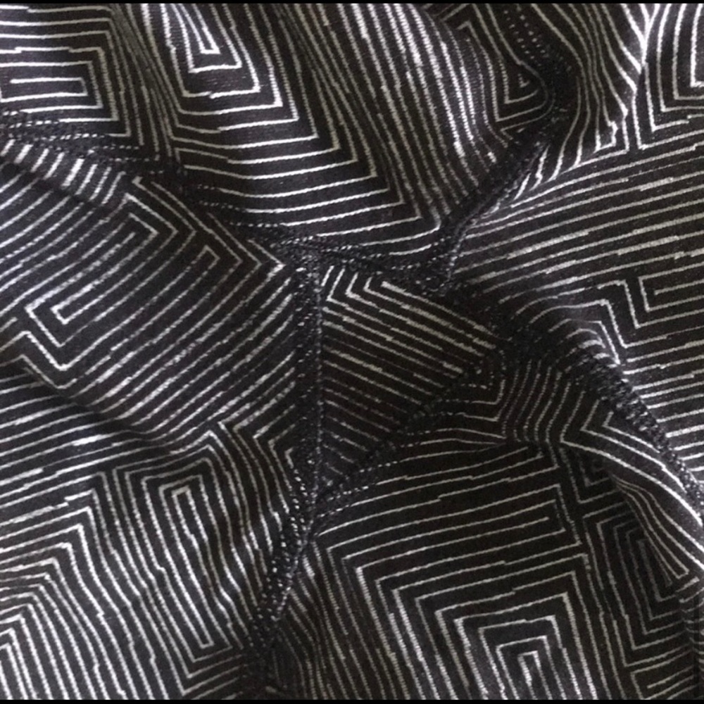 Lululemon Black and White Cropped Leggings - Picture 5 of 5